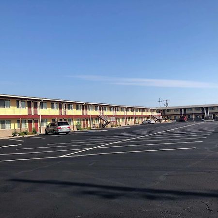 Super 8 By Wyndham Ontario Motel Ngoại thất bức ảnh