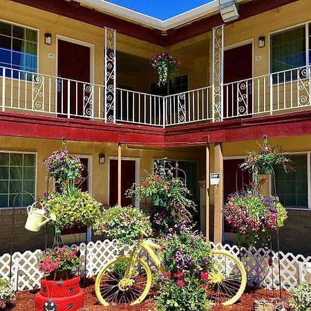 Super 8 By Wyndham Ontario Motel Ngoại thất bức ảnh