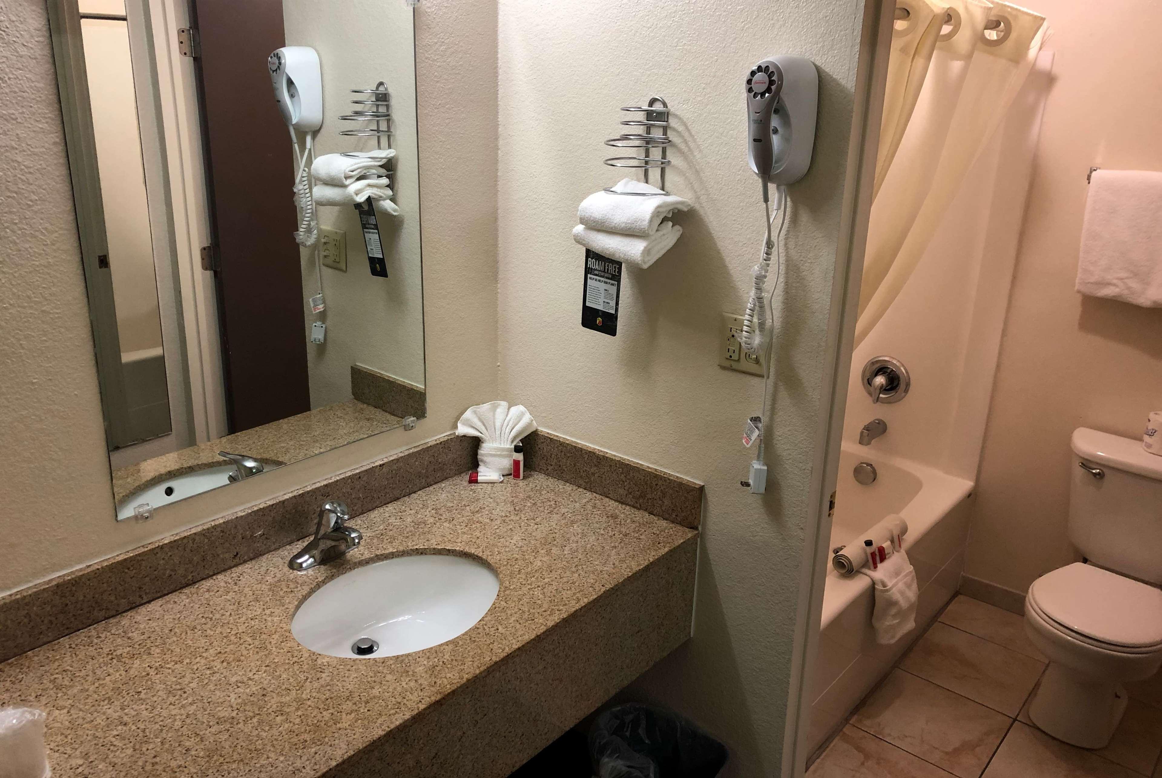 Super 8 By Wyndham Ontario Motel Ngoại thất bức ảnh