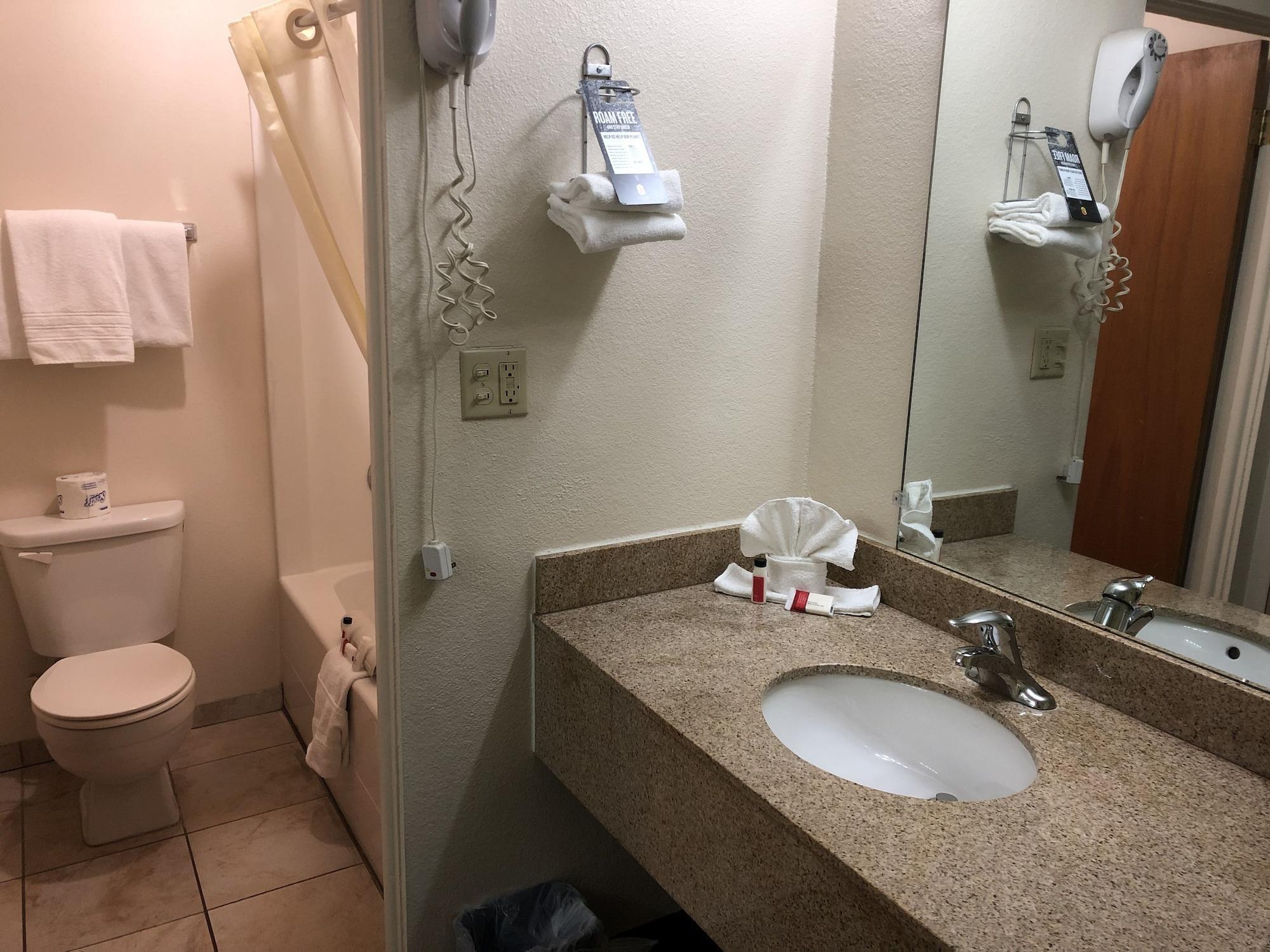 Super 8 By Wyndham Ontario Motel Ngoại thất bức ảnh