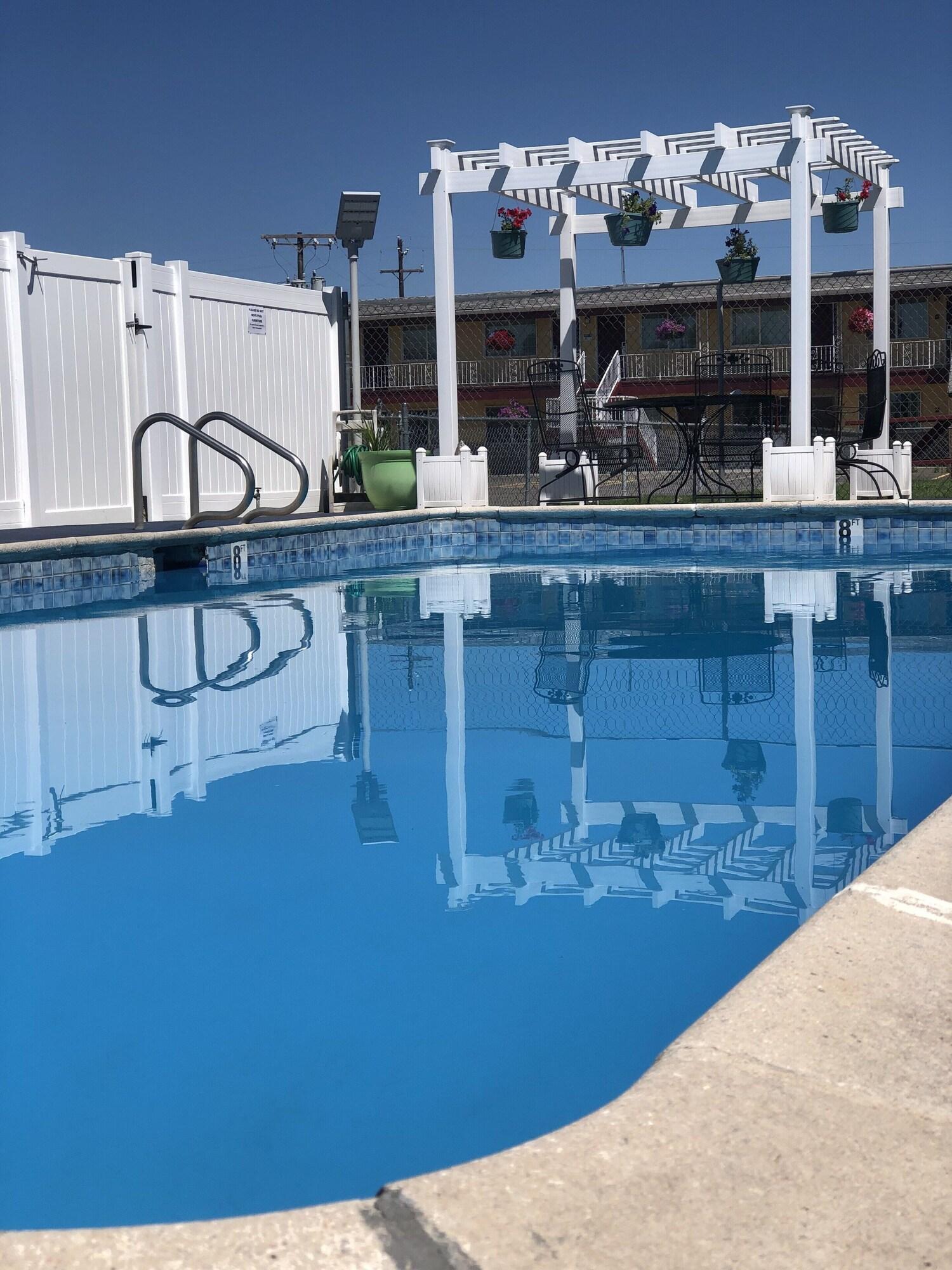 Super 8 By Wyndham Ontario Motel Ngoại thất bức ảnh