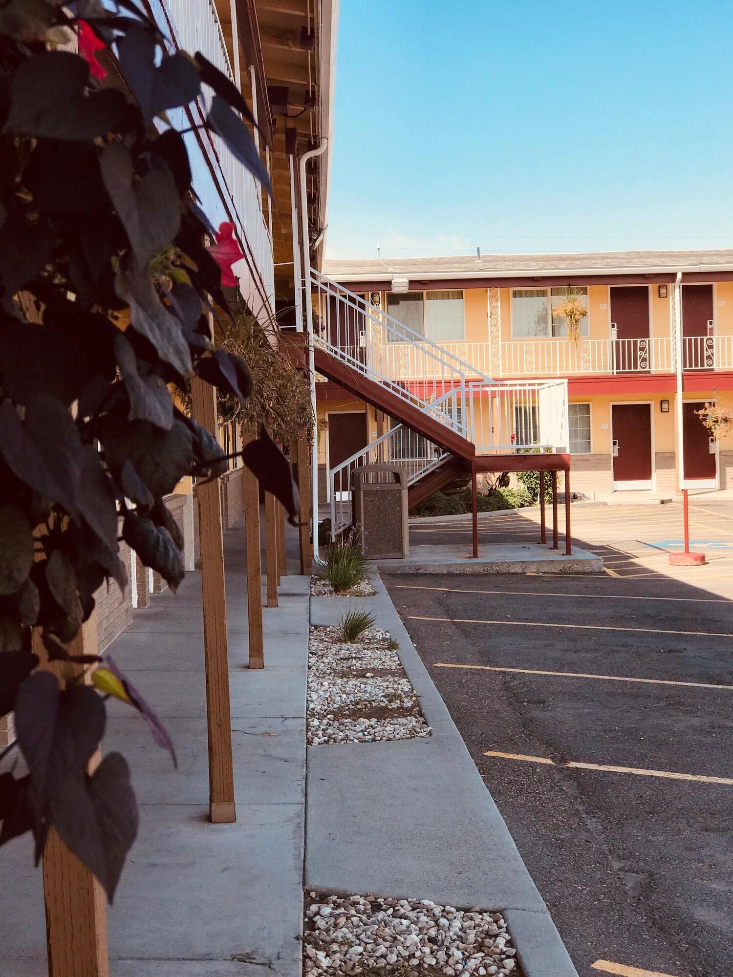 Super 8 By Wyndham Ontario Motel Ngoại thất bức ảnh