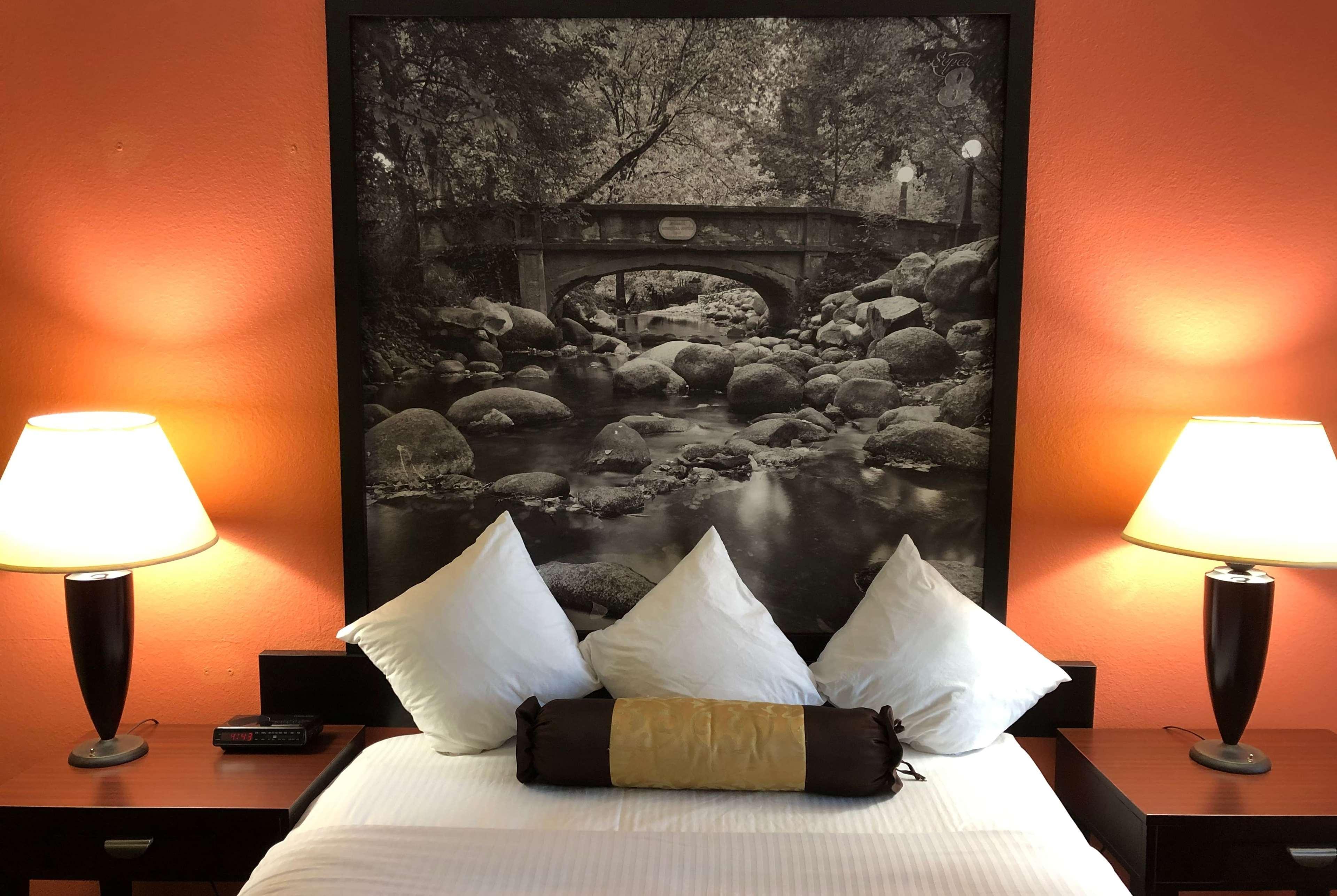 Super 8 By Wyndham Ontario Motel Ngoại thất bức ảnh