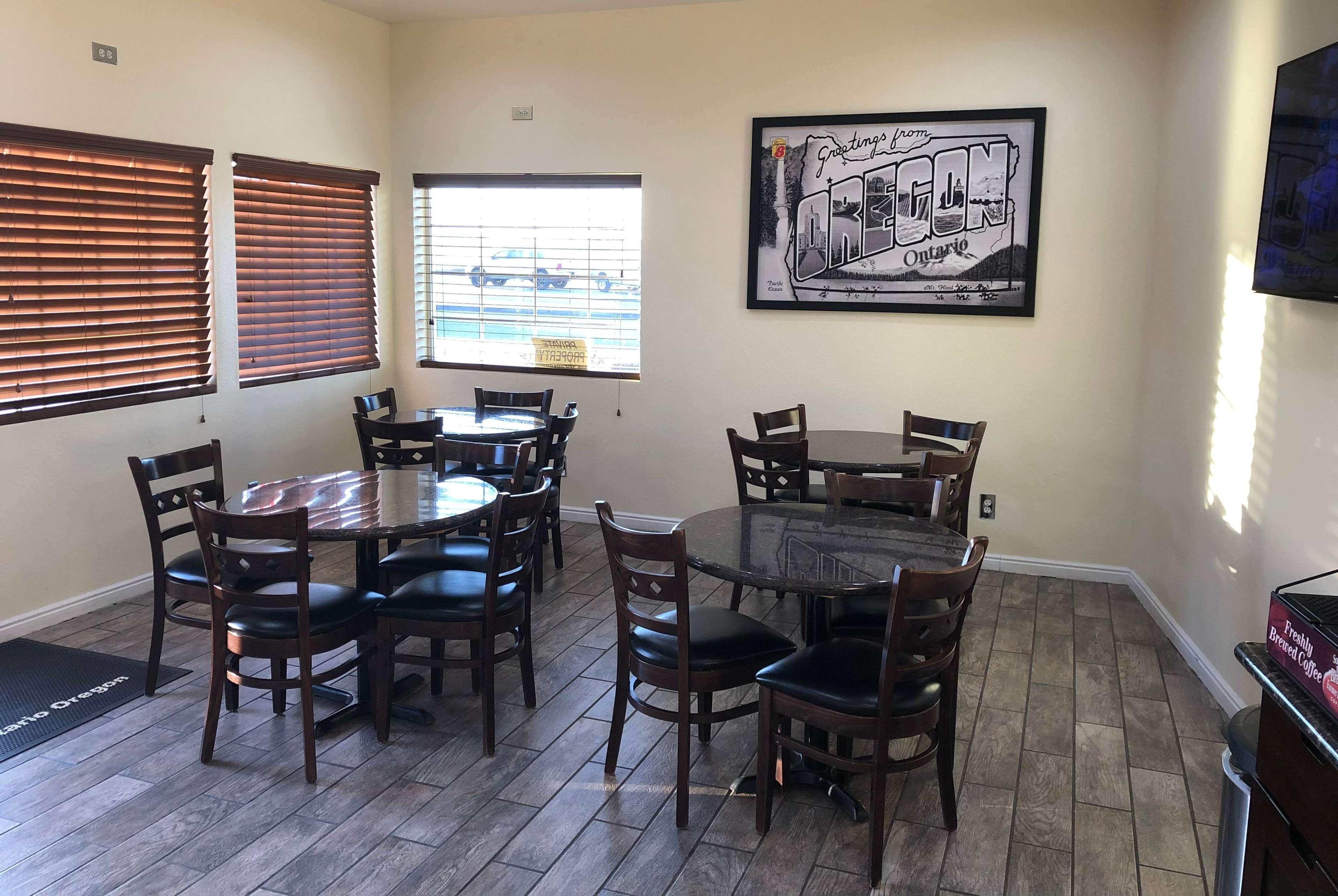 Super 8 By Wyndham Ontario Motel Ngoại thất bức ảnh