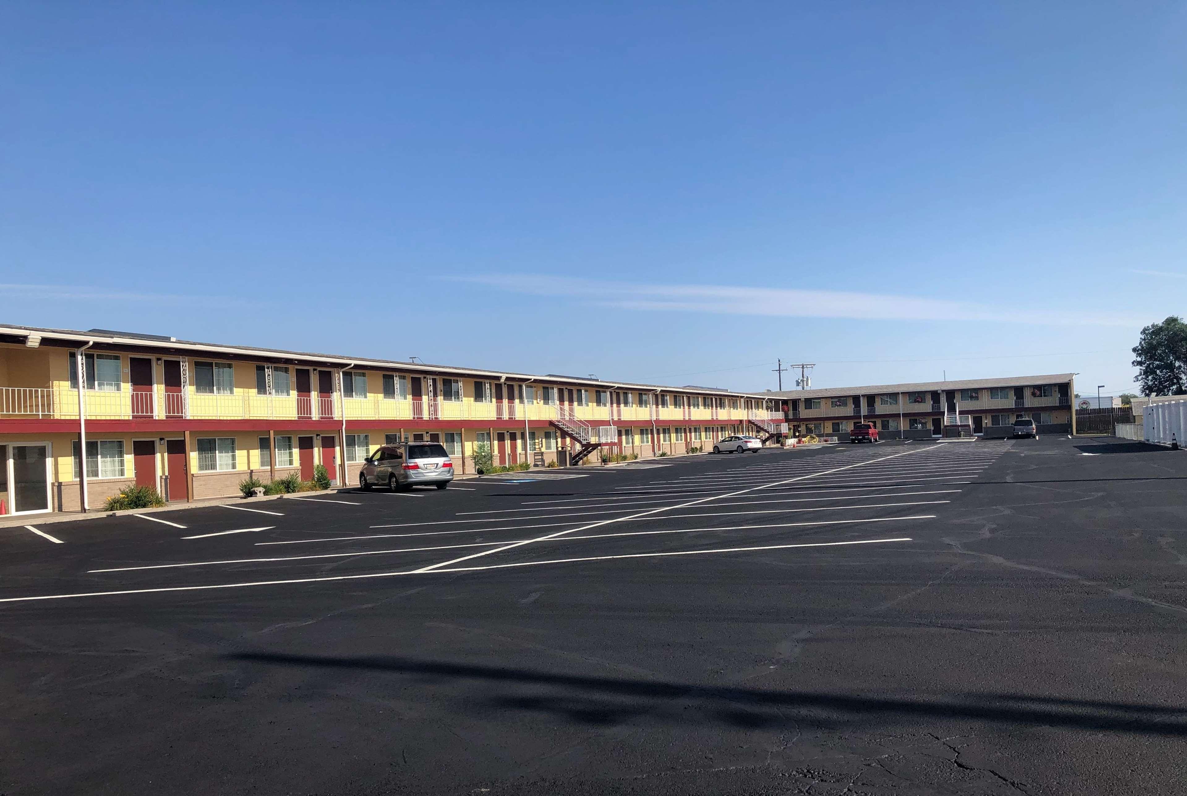 Super 8 By Wyndham Ontario Motel Ngoại thất bức ảnh