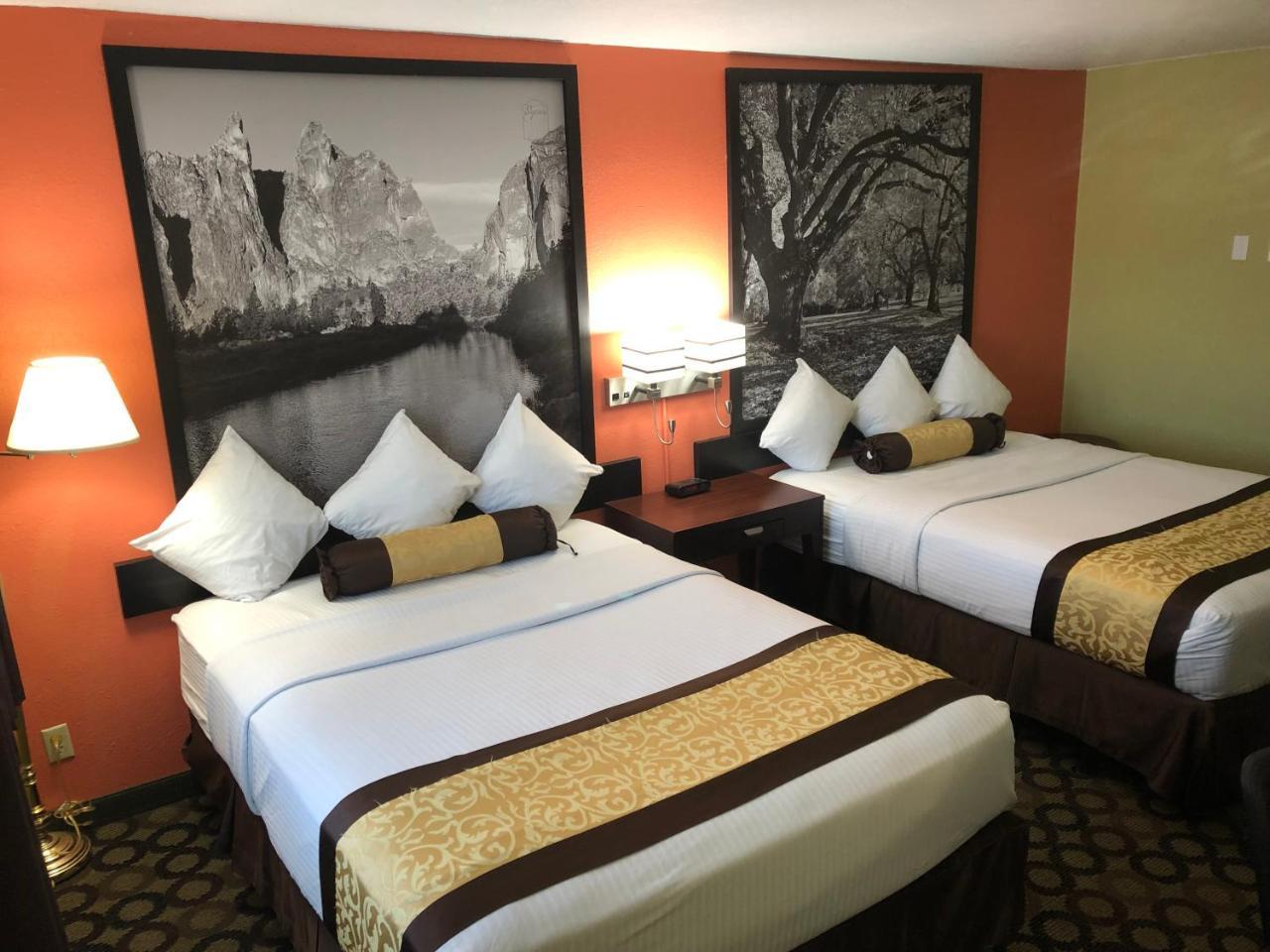 Super 8 By Wyndham Ontario Motel Ngoại thất bức ảnh