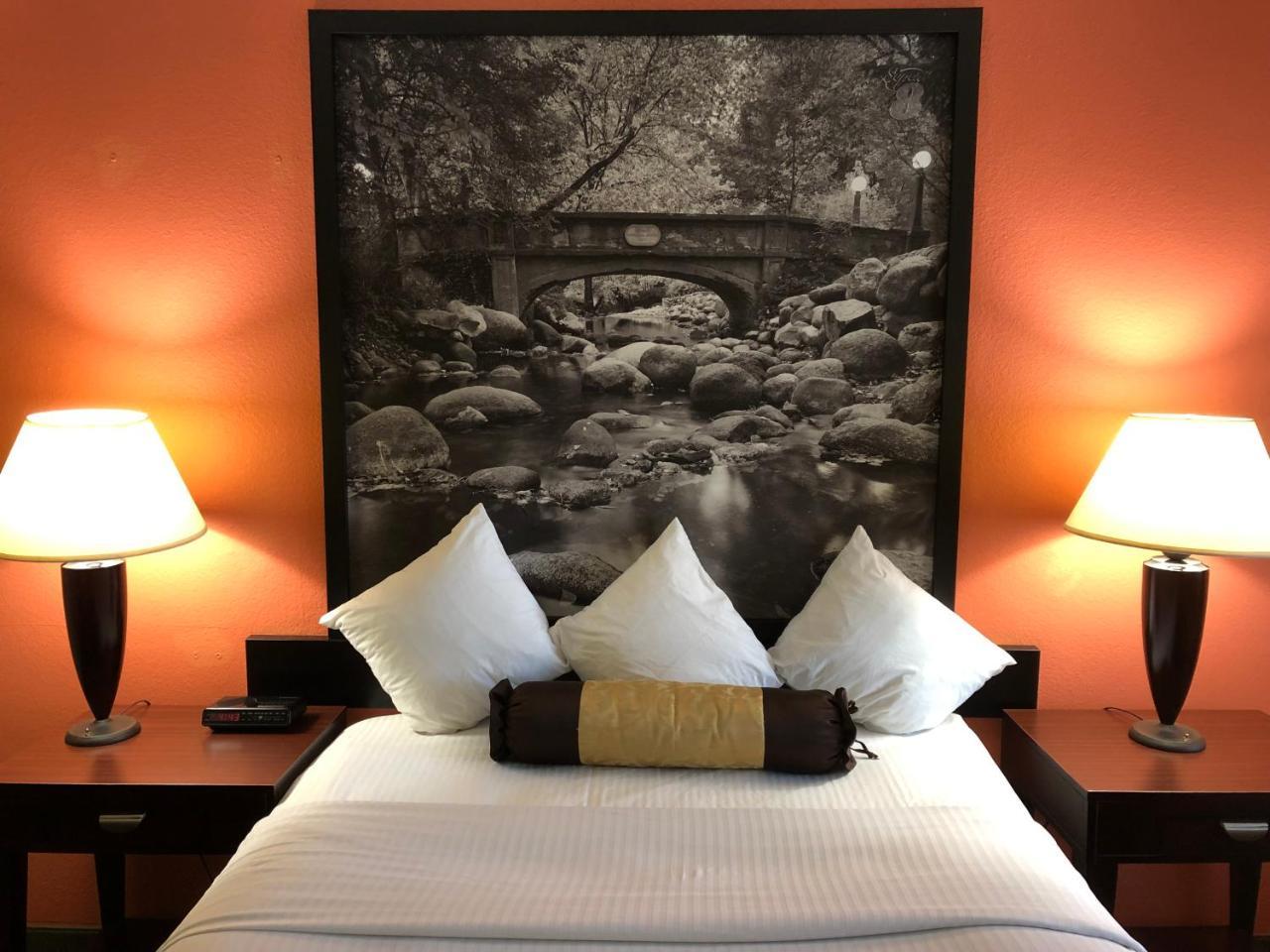 Super 8 By Wyndham Ontario Motel Ngoại thất bức ảnh