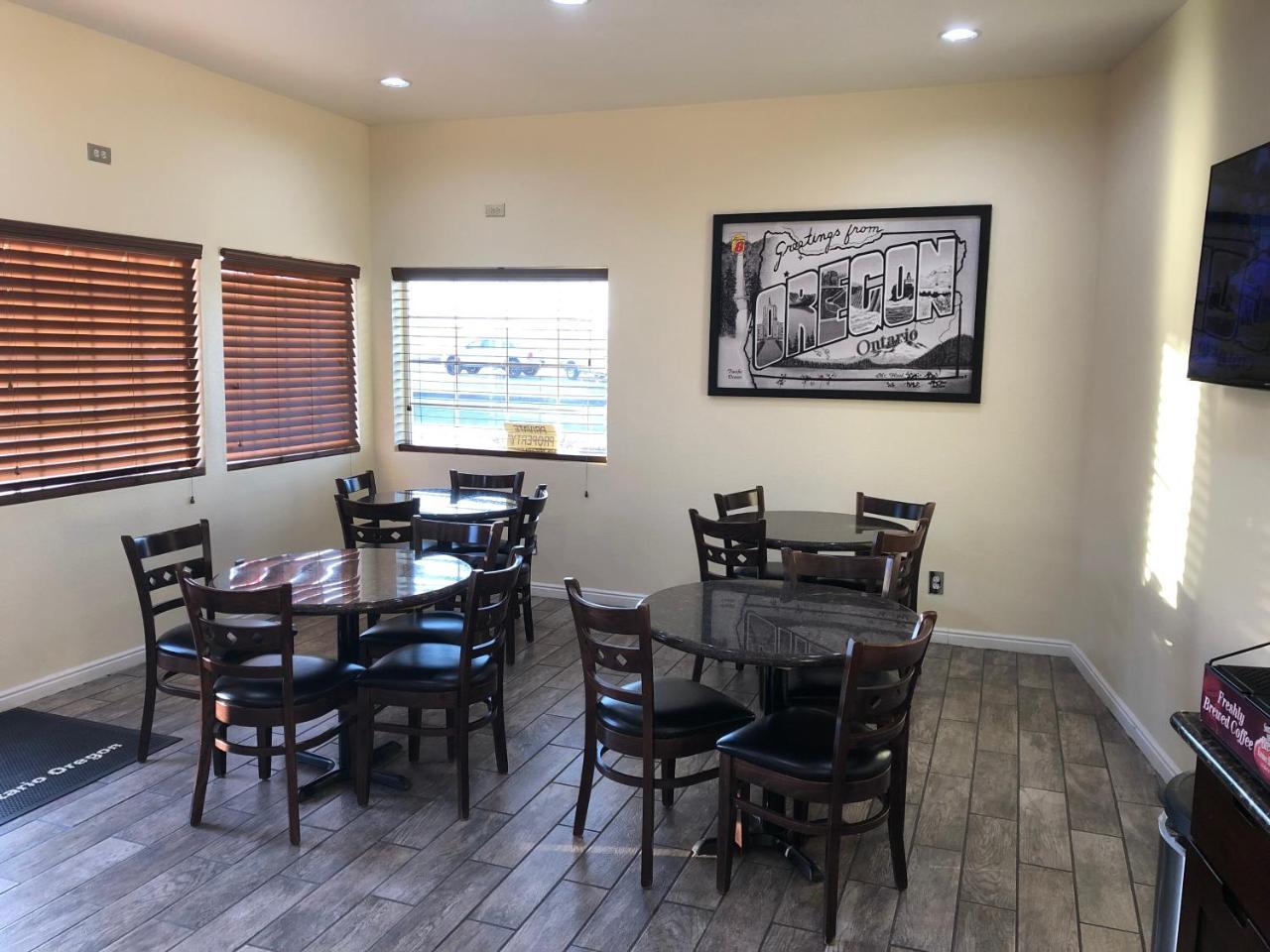 Super 8 By Wyndham Ontario Motel Ngoại thất bức ảnh